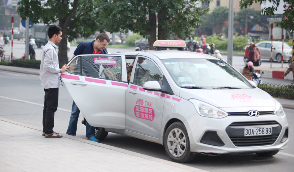 Taxi truyền thống thất thế trước vòng xoáy công nghệ: Cầu người chi bằng cầu mình - Ảnh 1