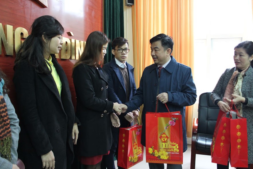 Trao 110 suất quà Tết cho các gia đình chính sách quận Thanh Xuân - Ảnh 6