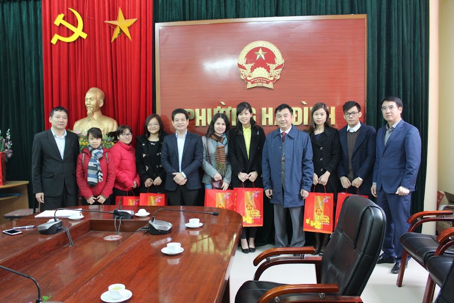 Trao 110 suất quà Tết cho các gia đình chính sách quận Thanh Xuân - Ảnh 7
