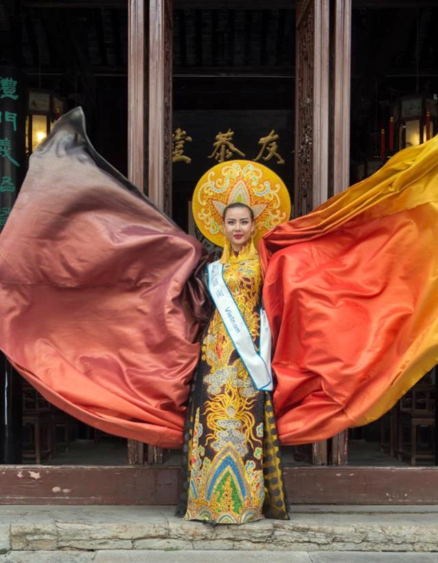 Năm 2016, mỹ nữ Việt, trang phục Việt tỏa sáng trên đấu trường sắc đẹp - Ảnh 3