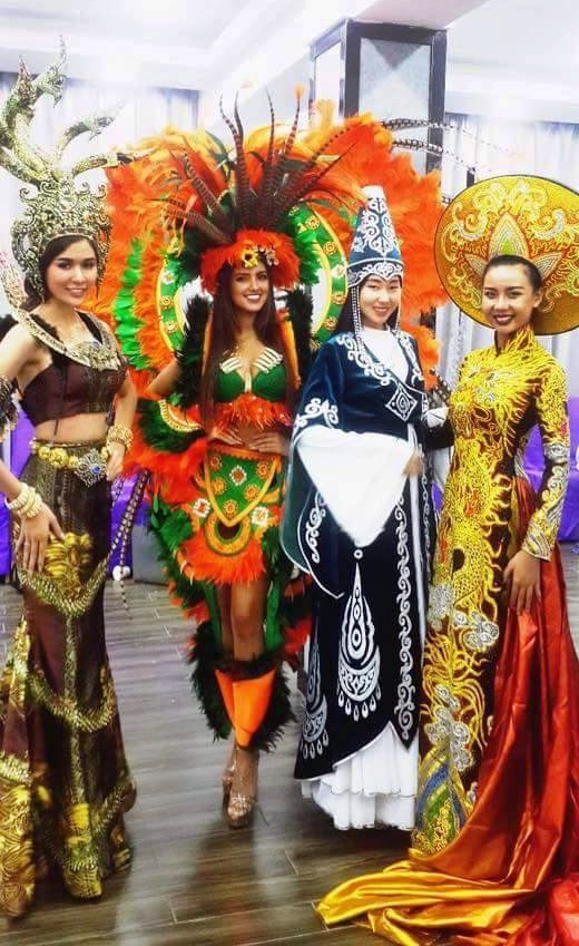 Năm 2016, mỹ nữ Việt, trang phục Việt tỏa sáng trên đấu trường sắc đẹp - Ảnh 1