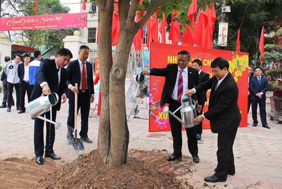 Năm 2017, quận Thanh Xuân trồng 400 cây bóng mát - Ảnh 1