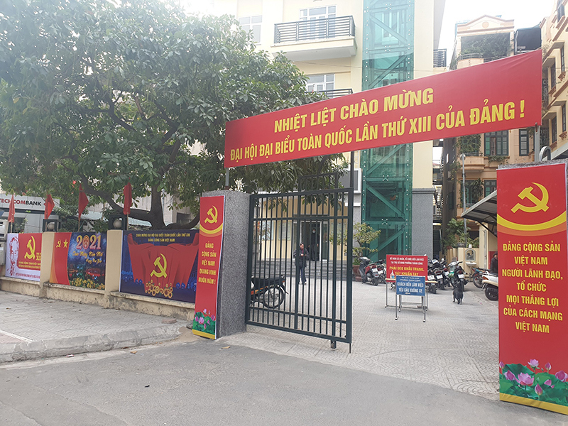 Các phường tại quận Ba Đình, Hà Nội tràn ngập sắc đỏ chào mừng Đại hội XIII của Đảng - Ảnh 1