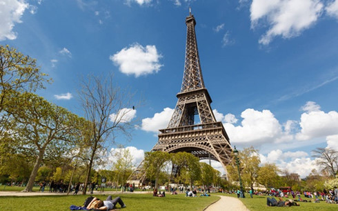 Pháp sẽ dựng bức tường kính 2,5m bao quanh tháp Eiffel - Ảnh 1