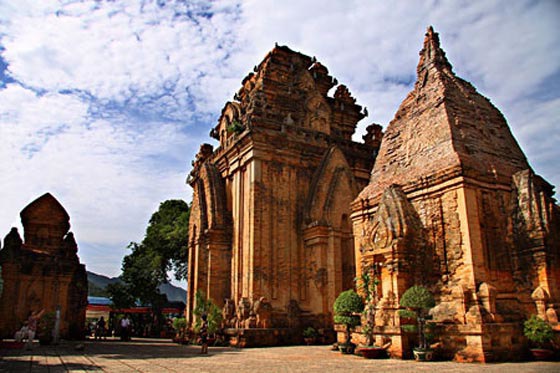 Tháp Bà Ponagar đặt may 100 bộ áo dài cho khách mượn miễn phí - Ảnh 1