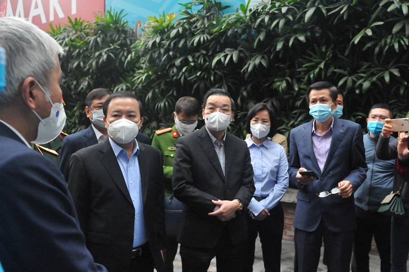 Chủ tịch UBND TP Chu Ngọc Anh kiểm tra công tác phòng chống Covid-19 ở chợ, trạm y tế - Ảnh 1