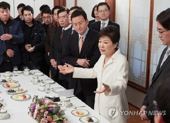 Tổng thống Hàn Quốc bác mọi cáo buộc về vụ bê bối bạn thân - Ảnh 1