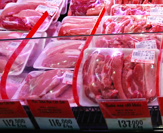 Giá thịt lợn hơi giảm thê thảm, siêu thị vẫn một mình một chợ - Ảnh 3