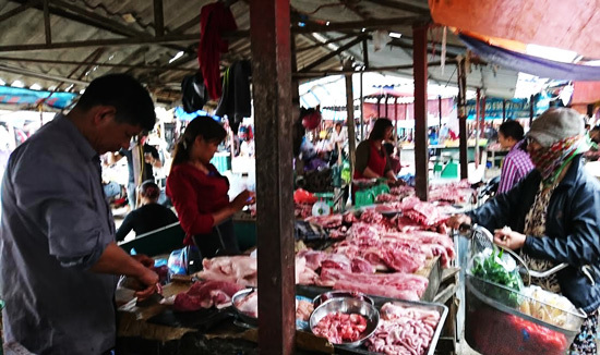 Giá thịt lợn hơi giảm thê thảm, siêu thị vẫn một mình một chợ - Ảnh 1