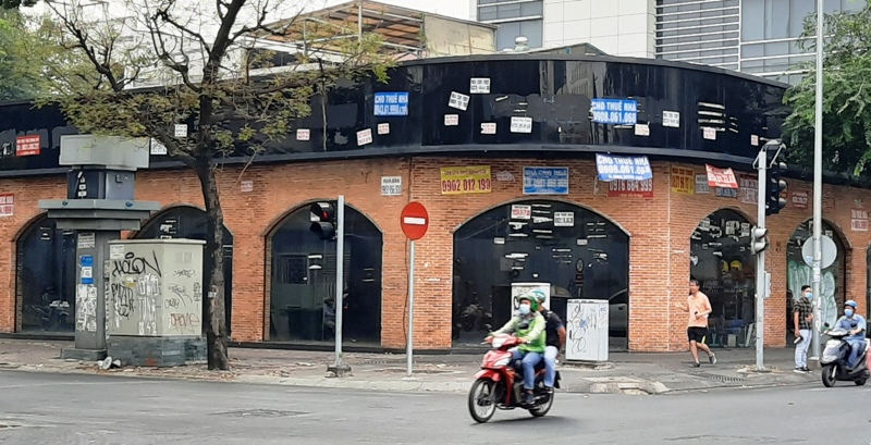 Thị trường nhà phố tại TP Hồ Chí Minh: Nhà triệu đô mỏi mòn chờ bán - Ảnh 1