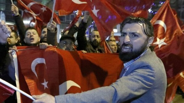 Bộ trưởng bị trục xuất, người biểu tình Thổ Nhĩ Kỳ đụng độ cảnh sát Hà Lan - Ảnh 3