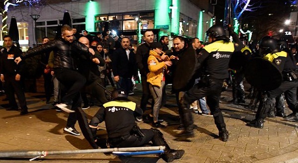 Bộ trưởng bị trục xuất, người biểu tình Thổ Nhĩ Kỳ đụng độ cảnh sát Hà Lan - Ảnh 1
