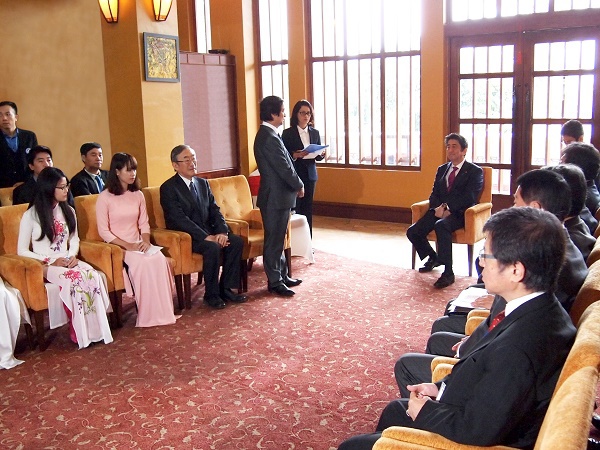 Thủ tướng Shinzo Abe thăm biểu tượng quan hệ Nhật - Việt - Ảnh 1