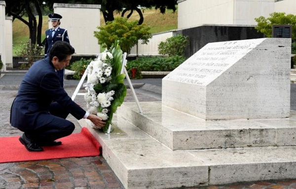 Thủ tướng Nhật đặt vòng hoa tại nghĩa trang binh sĩ Mỹ trước khi thăm Trân Châu cảng - Ảnh 1