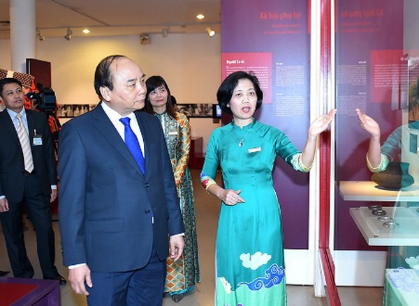 Thủ tướng Nguyễn Xuân Phúc thăm Bảo tàng Phụ nữ Việt Nam - Ảnh 1