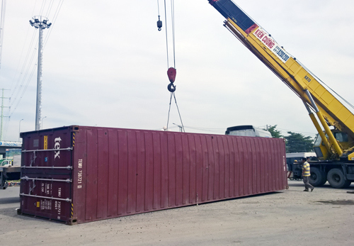 Thùng container văng xuống vòng xoay - Ảnh 1