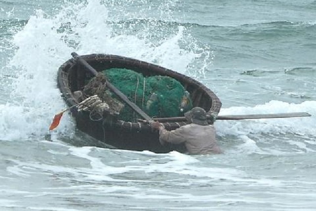 Đánh bắt cá ở vùng biển cảng Dung Quất, một ngư dân mất tích - Ảnh 1