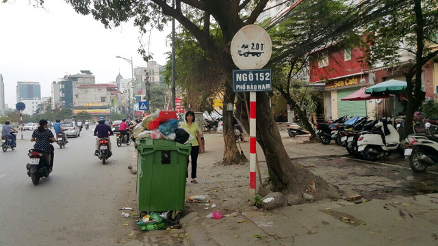 Thùng “đội” rác trên phố Hào Nam - Ảnh 2