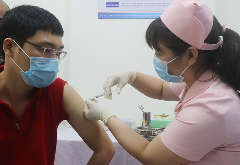 Sáng nay 23/3, thêm 15 người tiêm thử nghiệm vaccine Covivac của Việt Nam - Ảnh 1