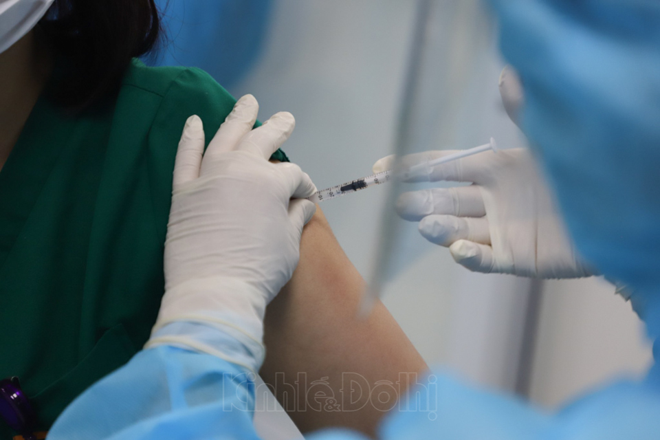 Cận cảnh những mũi tiêm vaccine phòng Covid-19 đầu tiên tại Hà Nội - Ảnh 10