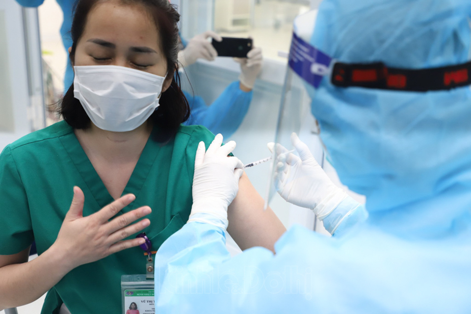 Cận cảnh những mũi tiêm vaccine phòng Covid-19 đầu tiên tại Hà Nội - Ảnh 11