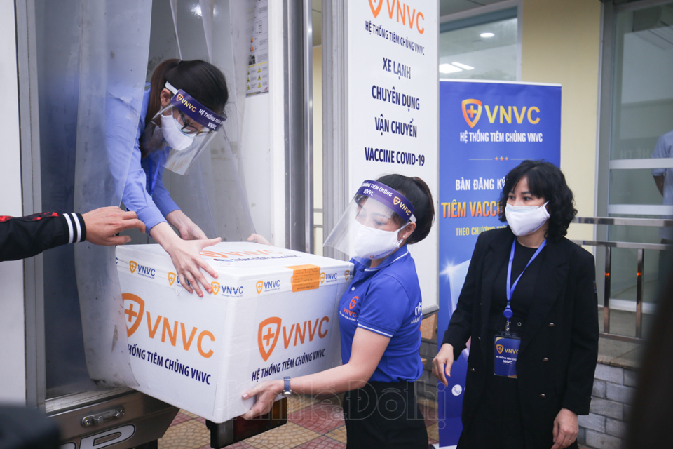 Cận cảnh những mũi tiêm vaccine phòng Covid-19 đầu tiên tại Hà Nội - Ảnh 2