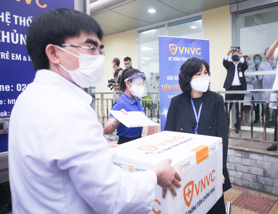 Cận cảnh những mũi tiêm vaccine phòng Covid-19 đầu tiên tại Hà Nội - Ảnh 3