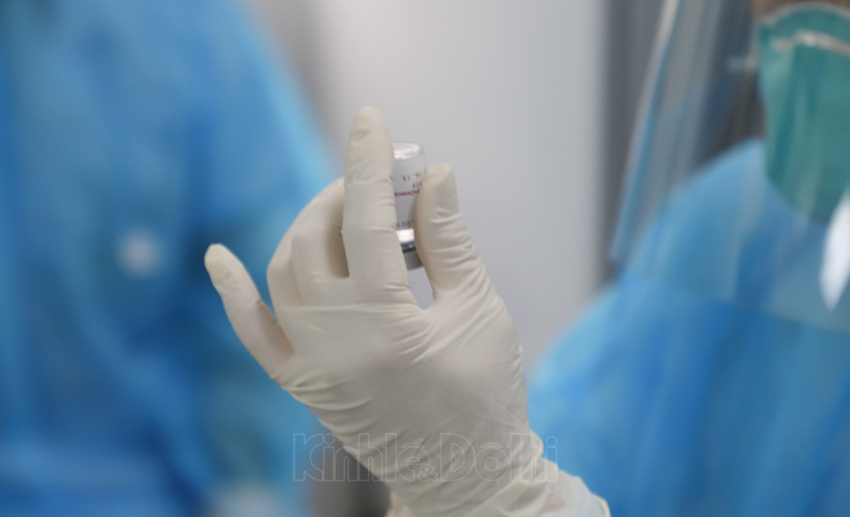 Cận cảnh những mũi tiêm vaccine phòng Covid-19 đầu tiên tại Hà Nội - Ảnh 4