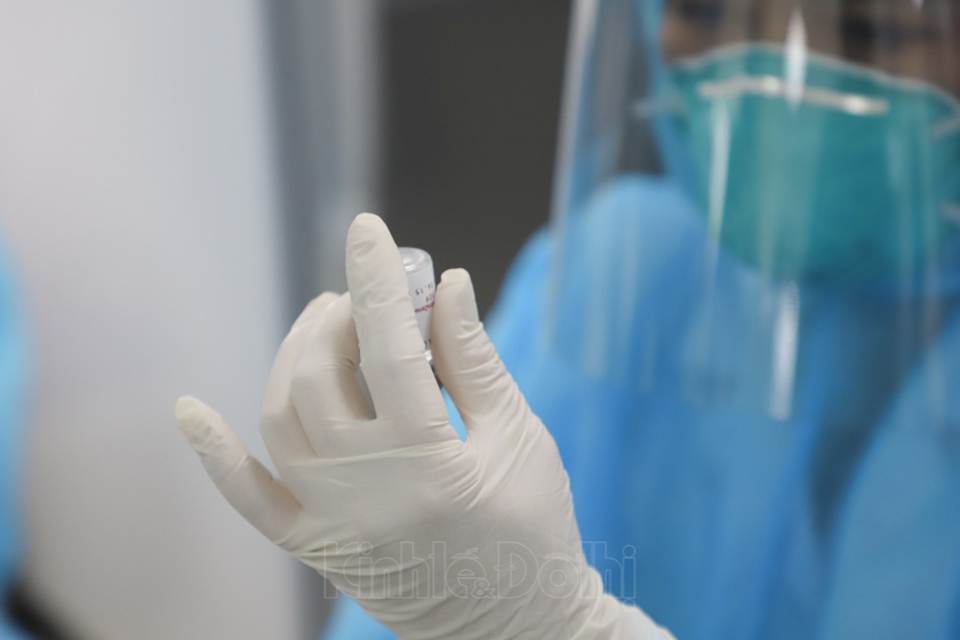Cận cảnh những mũi tiêm vaccine phòng Covid-19 đầu tiên tại Hà Nội - Ảnh 5