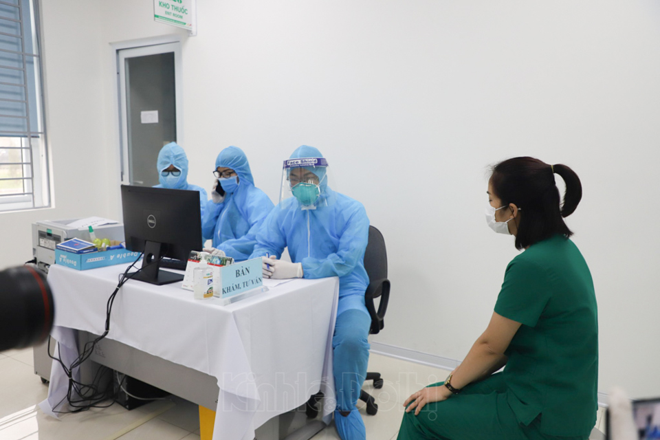 Cận cảnh những mũi tiêm vaccine phòng Covid-19 đầu tiên tại Hà Nội - Ảnh 7