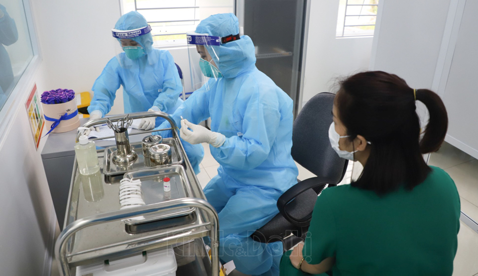 Cận cảnh những mũi tiêm vaccine phòng Covid-19 đầu tiên tại Hà Nội - Ảnh 9