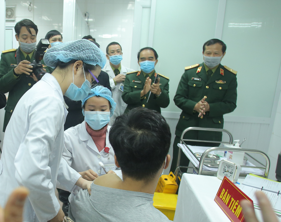 [Ảnh] Mũi tiêm thử nghiệm vaccine Covid-19 đầu tiên được tiêm tại Việt Nam - Ảnh 6