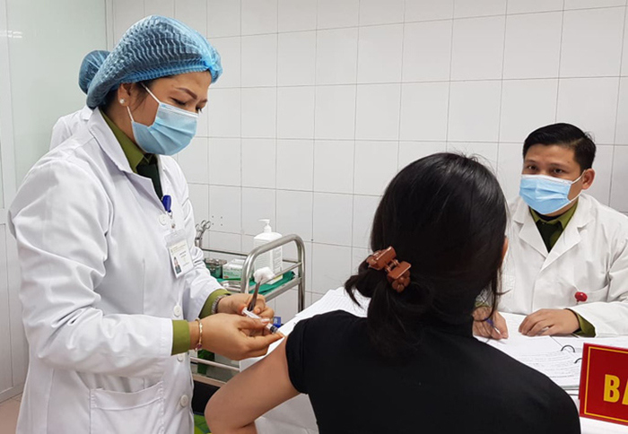 3 tình nguyện viên đầu tiên tiêm mũi 2 vaccine Covid-19, tạo phản ứng miễn dịch tốt - Ảnh 1