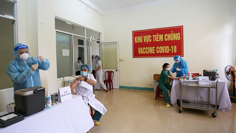 Ảnh: Những người đầu tiên ở Đà Nẵng được tiêm vaccine Covid-19 - Ảnh 7