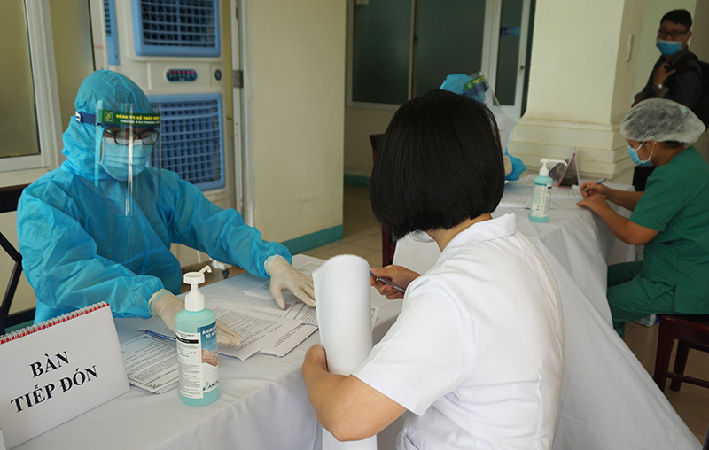 Ảnh: Những người đầu tiên ở Đà Nẵng được tiêm vaccine Covid-19 - Ảnh 2