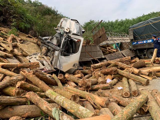 Hiện trường thảm khốc vụ xe tải chở keo gặp nạn làm 7 người chết ở Thanh Hóa - Ảnh 1