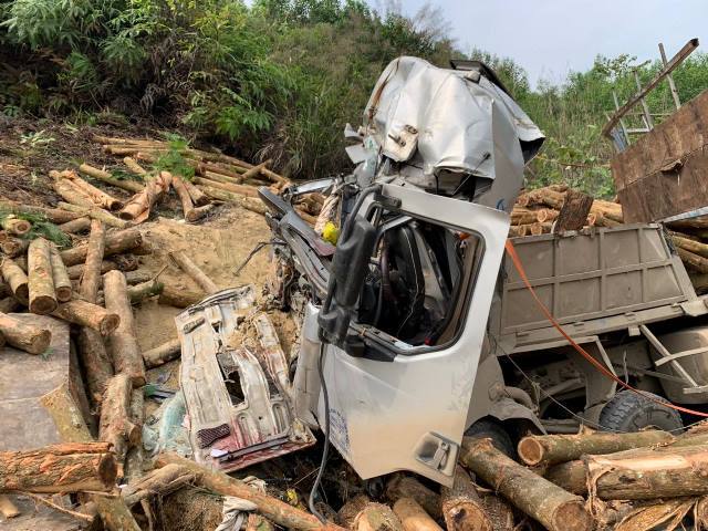 Hiện trường thảm khốc vụ xe tải chở keo gặp nạn làm 7 người chết ở Thanh Hóa - Ảnh 2
