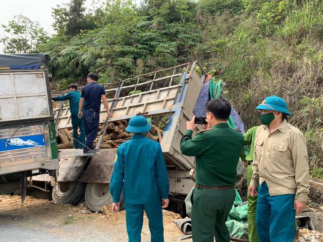 Hiện trường thảm khốc vụ xe tải chở keo gặp nạn làm 7 người chết ở Thanh Hóa - Ảnh 4