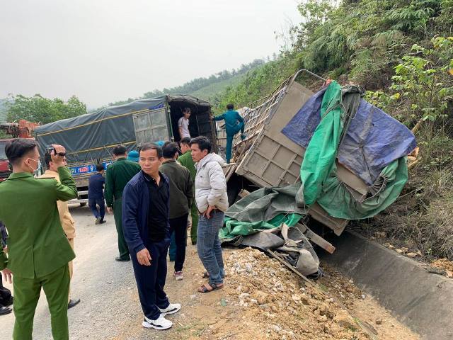 Hiện trường thảm khốc vụ xe tải chở keo gặp nạn làm 7 người chết ở Thanh Hóa - Ảnh 5