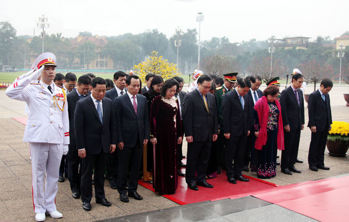 Lãnh đạo Đảng, Nhà nước, TP Hà Nội viếng Chủ tịch Hồ Chí Minh và các anh hùng liệt sĩ - Ảnh 3