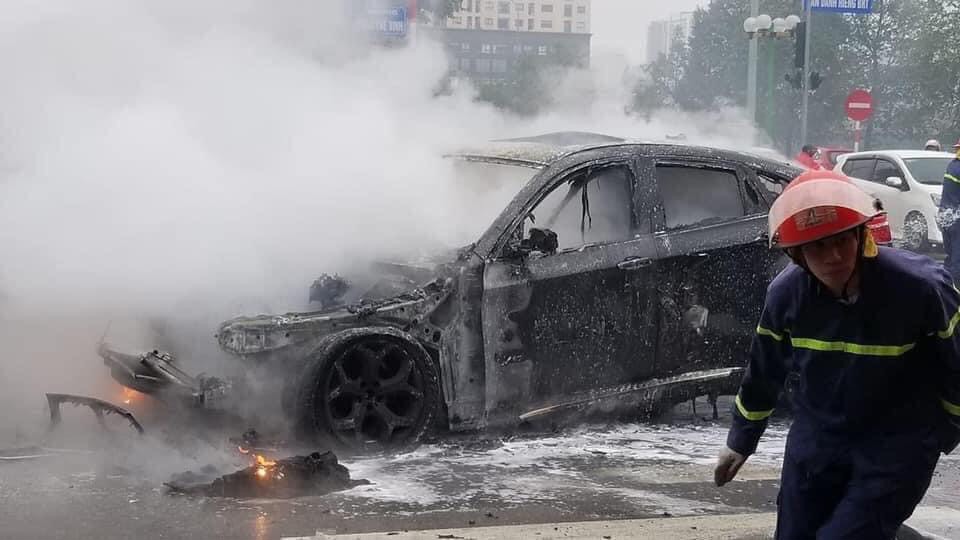 Hà Nội: BMW X6 bốc cháy khi đang đi trên đường - Ảnh 2