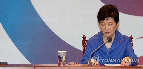 Bị đình chỉ công tác, bà Park kêu gọi nội các làm việc vì dân - Ảnh 1