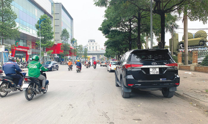 [Điểm nóng giao thông] Nhiều xe ô tô dừng đỗ sai quy định  trên phố Tôn Thất Tùng - Ảnh 1