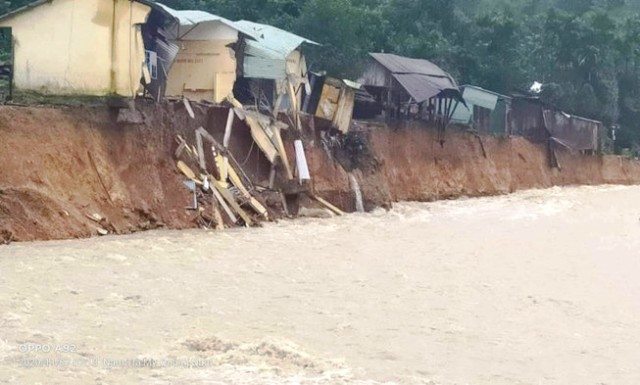 2 người chết và mất tích, hàng chục nhà dân bị sập đổ do mưa lũ - Ảnh 1