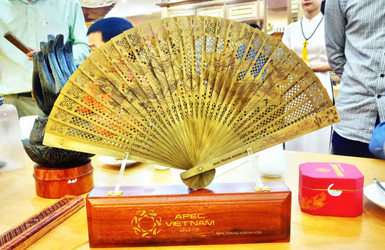 100 chiếc quạt trầm hương dành tặng quan chức cao cấp APEC 2017 - Ảnh 1