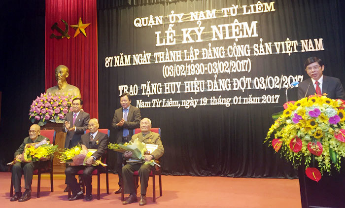 Quận Nam Từ Liêm trao huy hiệu Đảng cho 130 Đảng viên - Ảnh 1
