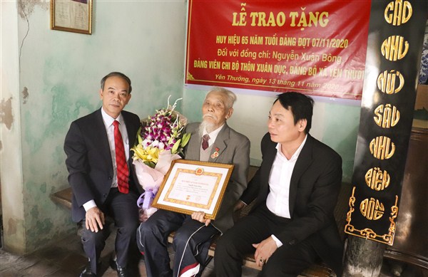 Huyện ủy Gia Lâm trao Huy hiệu 65 năm tuổi Đảng cho đảng viên Nguyễn Xuân Bông tại gia đình - Ảnh 1