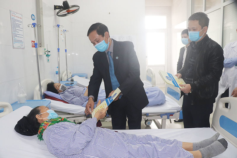 BHXH Hà Nội trao 65 suất quà cho bệnh nhân có hoàn cảnh khó khăn - Ảnh 3