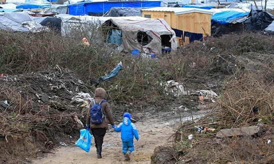 Rời khỏi trại Calais, trẻ em di cư phải lao động không công - Ảnh 1