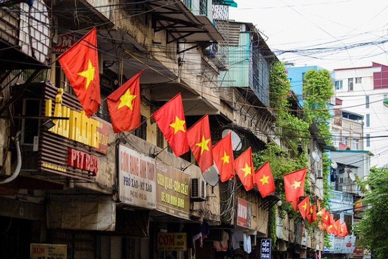 Hà Nội: Treo cờ Tổ quốc chào mừng Tết Dương lịch 2021 - Ảnh 1